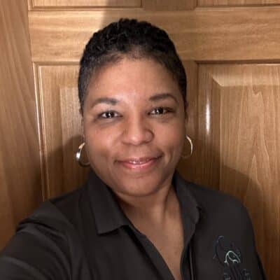 Lynn Harris headshot