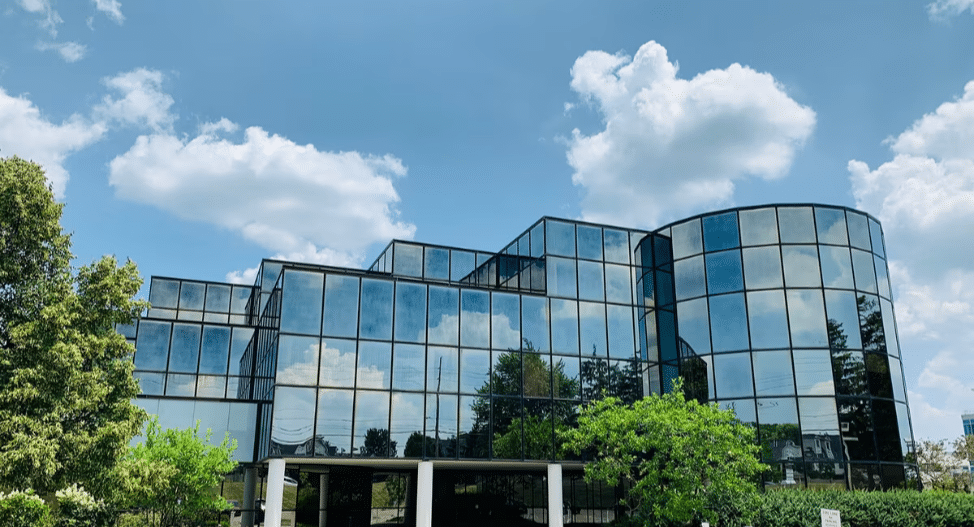 An exterior image of a commercial office building in Beachwood-Cleveland, Ohio where an Ellie Mental Health Therapy Clinic is located.